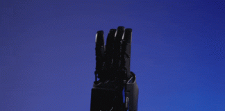 00后投身具身智能创业,剑指机器人界「Model 3」!已推出21个自由度灵巧手