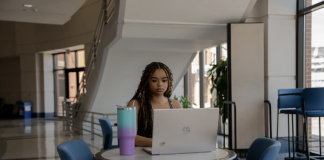 AI查重「杀死」一切!学生93分钟一镜到底自证清白