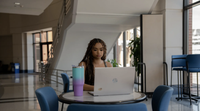 AI查重「杀死」一切!学生93分钟一镜到底自证清白